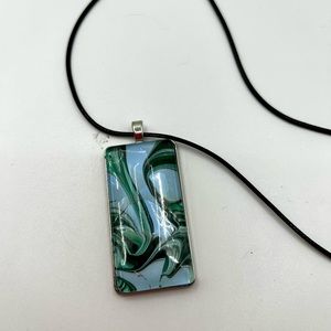 Pendant necklace.